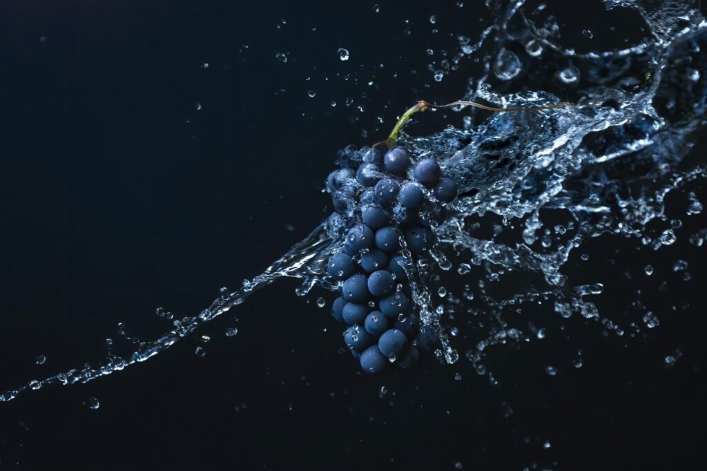 grapes-water